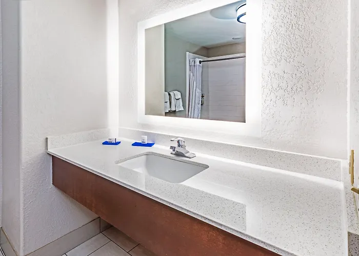 Express & South By Ihg Hotel 2*